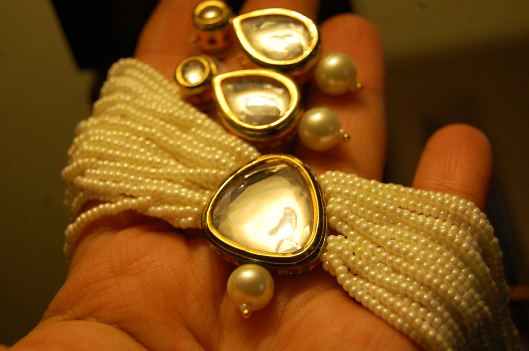 ELEGANT CHOKER SET IN PEARLS & KUNDAN
