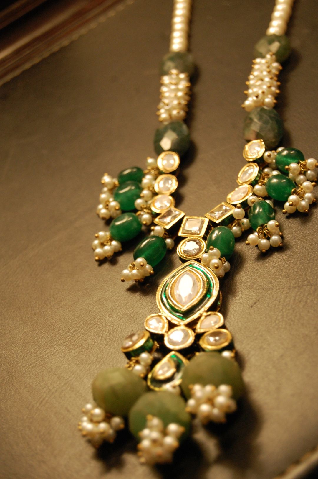 POLKI KUNDAN PANDENT IN GREEN & PEARLS STRING