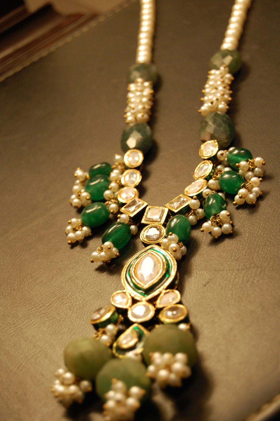POLKI KUNDAN PANDENT IN GREEN & PEARLS STRING