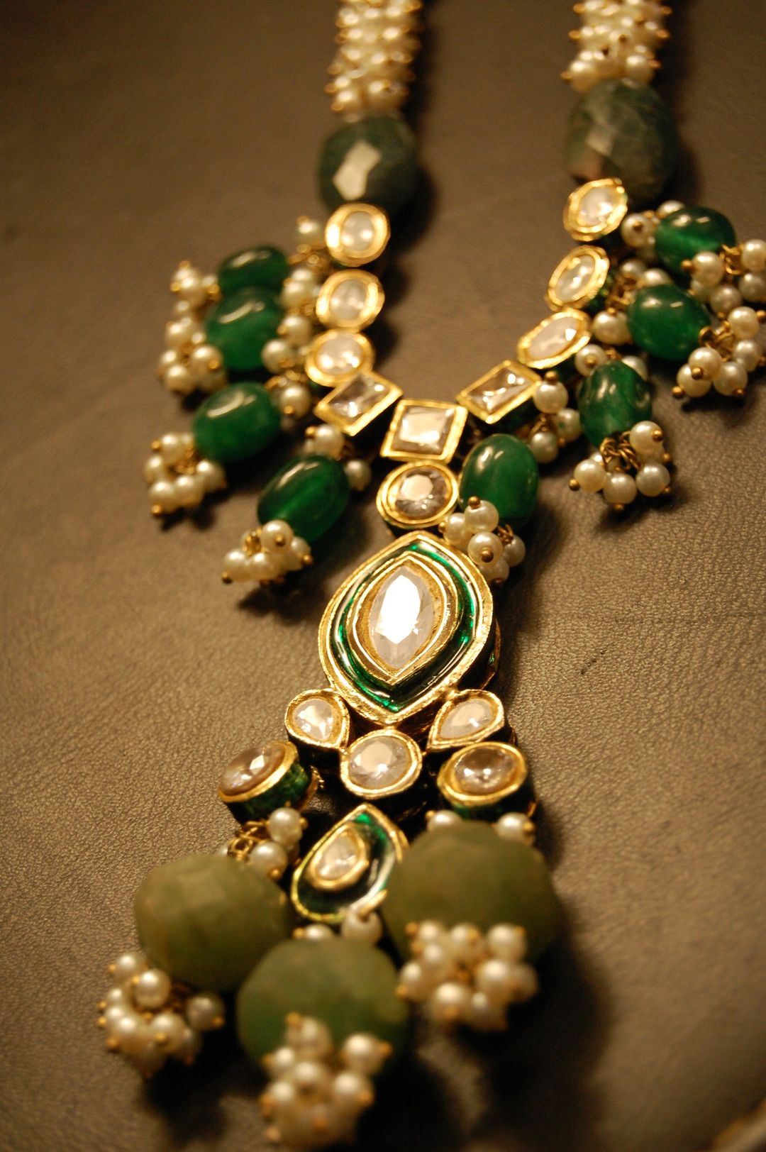 POLKI KUNDAN PANDENT IN GREEN & PEARLS STRING