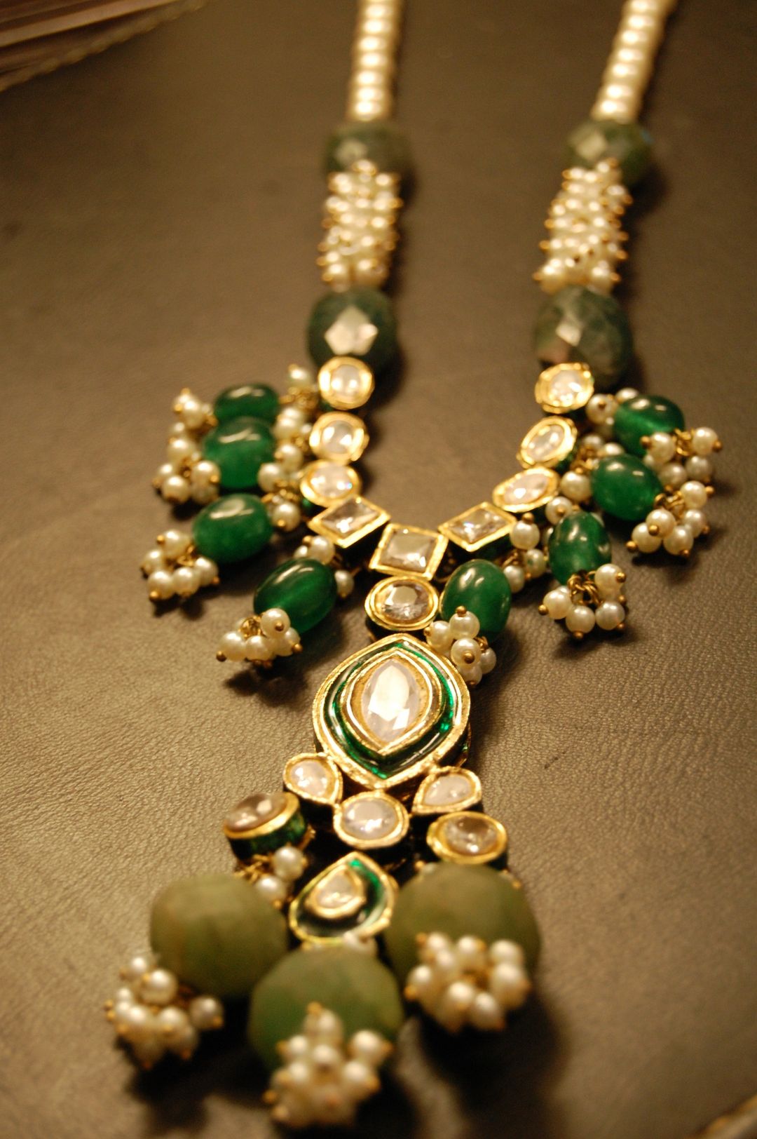 POLKI KUNDAN PANDENT IN GREEN & PEARLS STRING