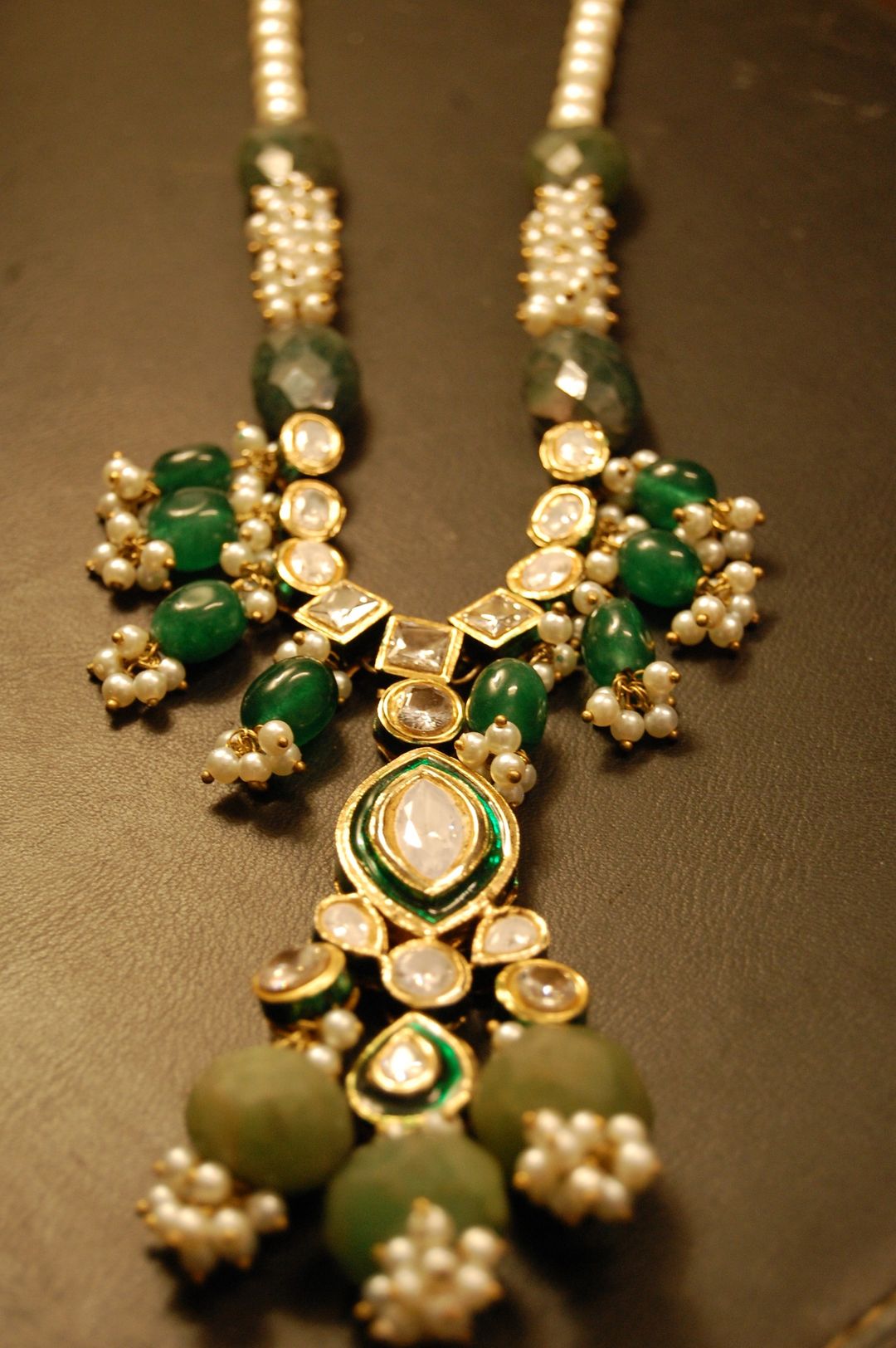 POLKI KUNDAN PANDENT IN GREEN & PEARLS STRING