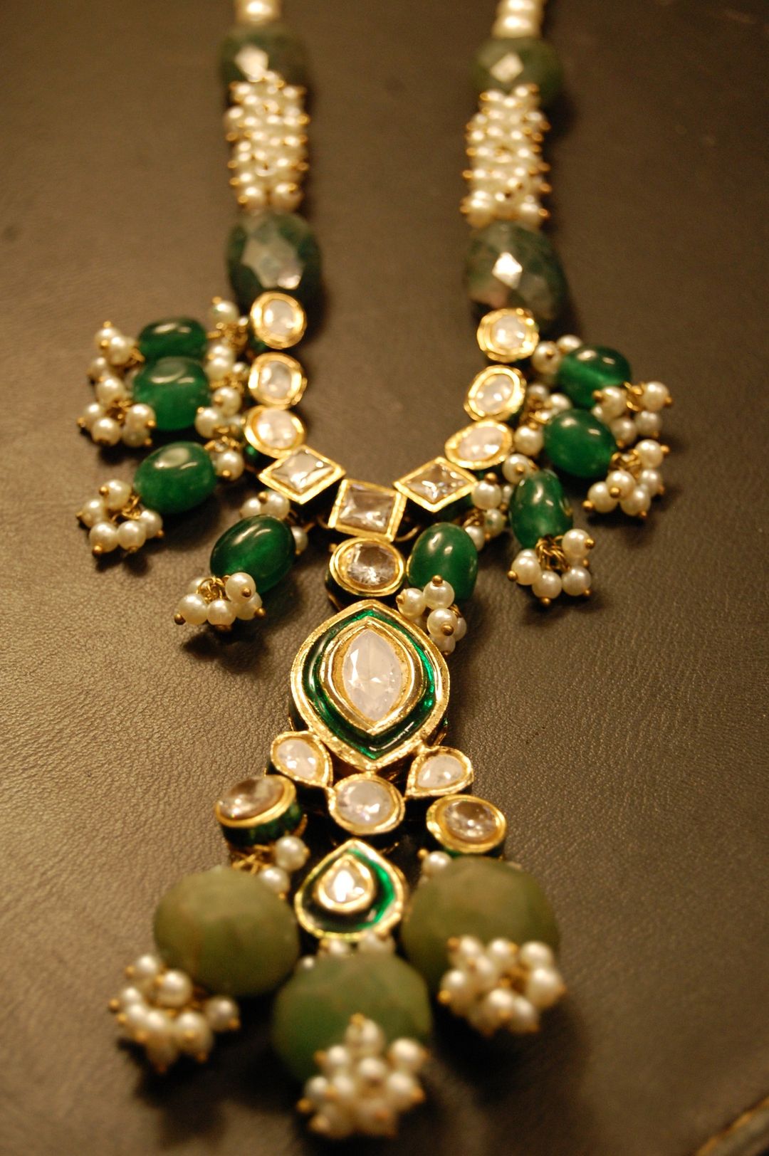 POLKI KUNDAN PANDENT IN GREEN & PEARLS STRING