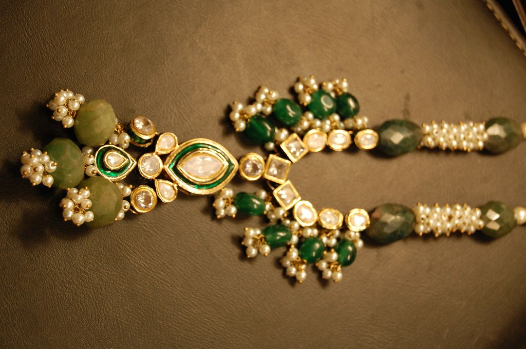 POLKI KUNDAN PANDENT IN GREEN & PEARLS STRING