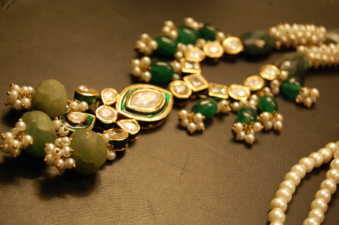 POLKI KUNDAN PANDENT IN GREEN & PEARLS STRING