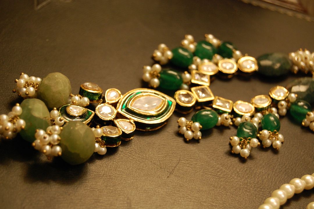 POLKI KUNDAN PANDENT IN GREEN & PEARLS STRING