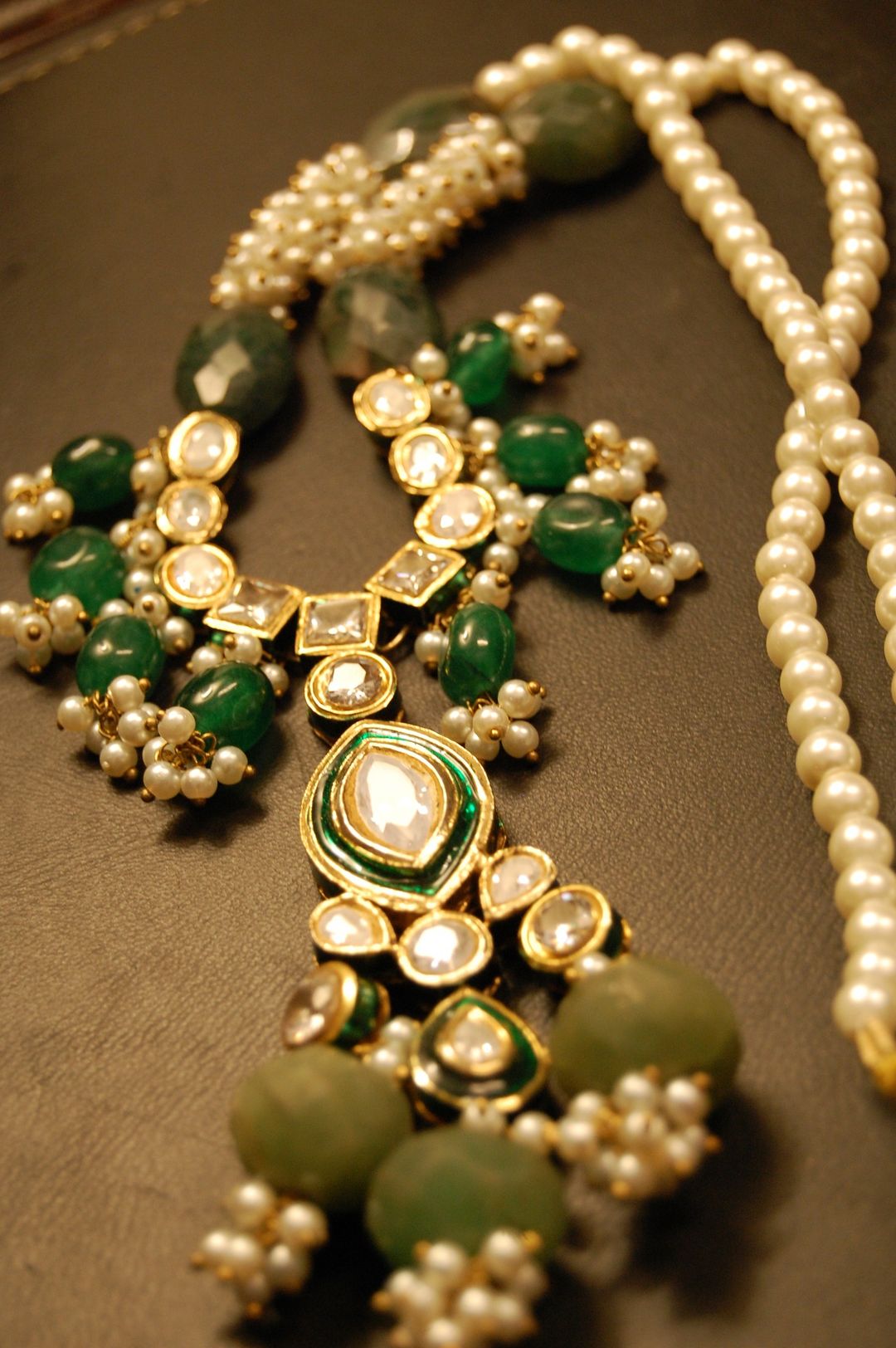 POLKI KUNDAN PANDENT IN GREEN & PEARLS STRING
