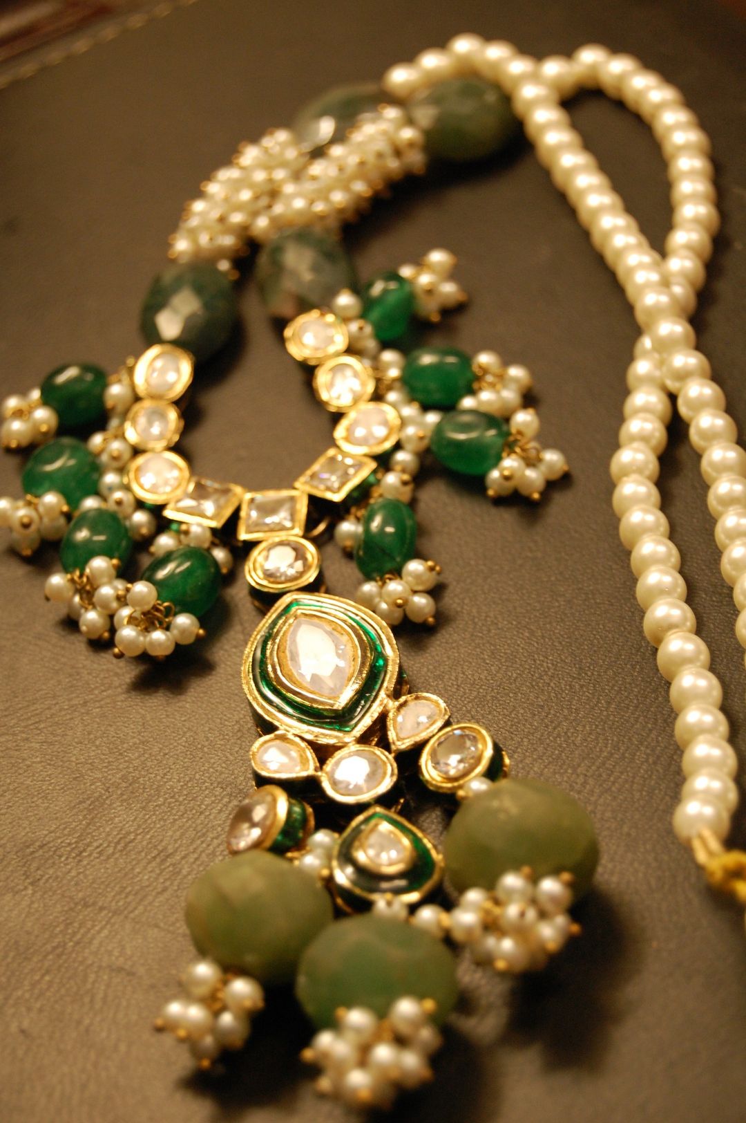 POLKI KUNDAN PANDENT IN GREEN & PEARLS STRING