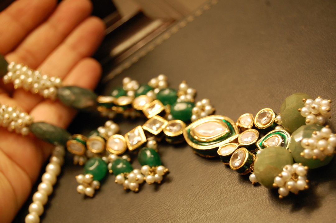 POLKI KUNDAN PANDENT IN GREEN & PEARLS STRING