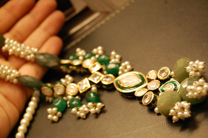 POLKI KUNDAN PANDENT IN GREEN & PEARLS STRING