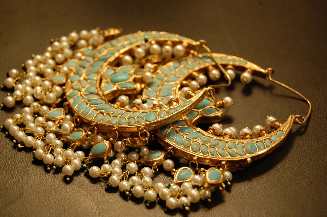 LARGE BALAS IN FEROZA & PEARLS