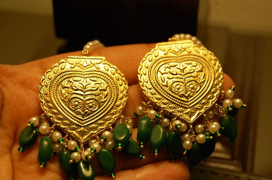 PAAN SHAPED EARRINGS WITH GREEN DROPS