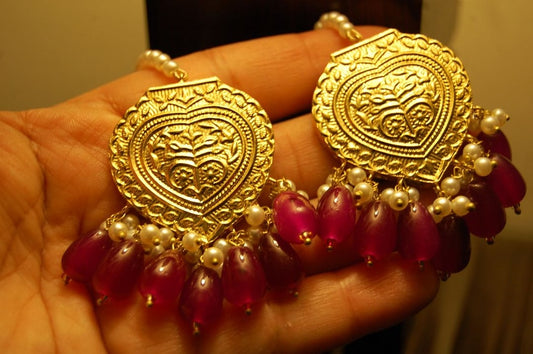 PAAN SHAPED EARRINGS WITH RED DROPS