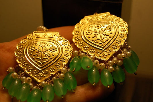 PAAN SHAPED EARRINGS WITH JADE GREEN