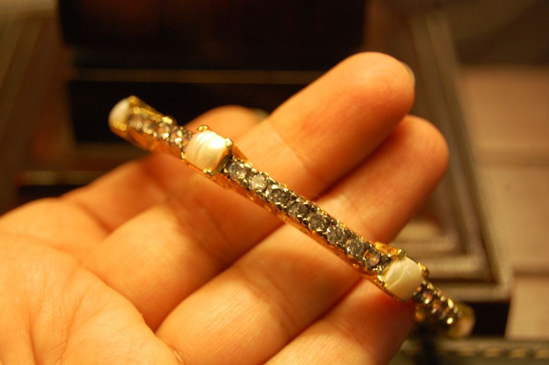 ELEGANT ZIRCON & PEARL BANGLE