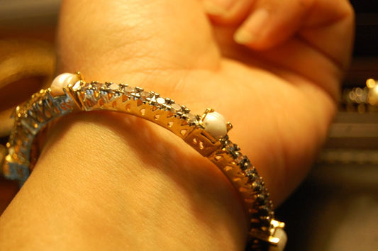 ELEGANT ZIRCON & PEARL BANGLE