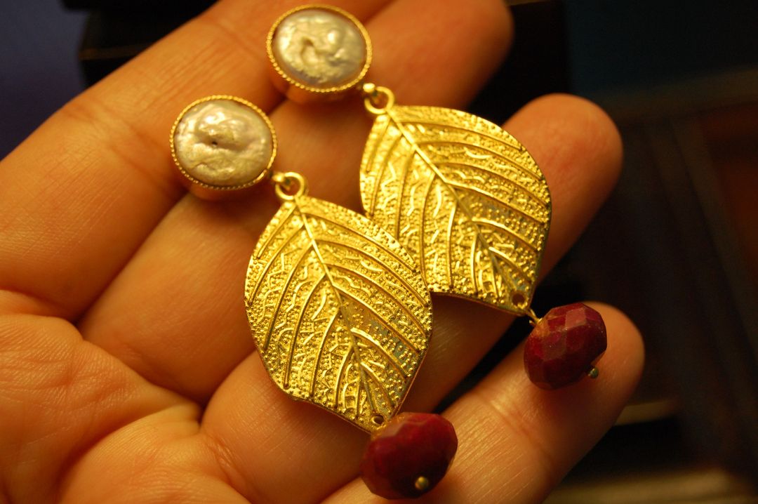 GOLD LEAVES WITH MOTHER OF PEARL