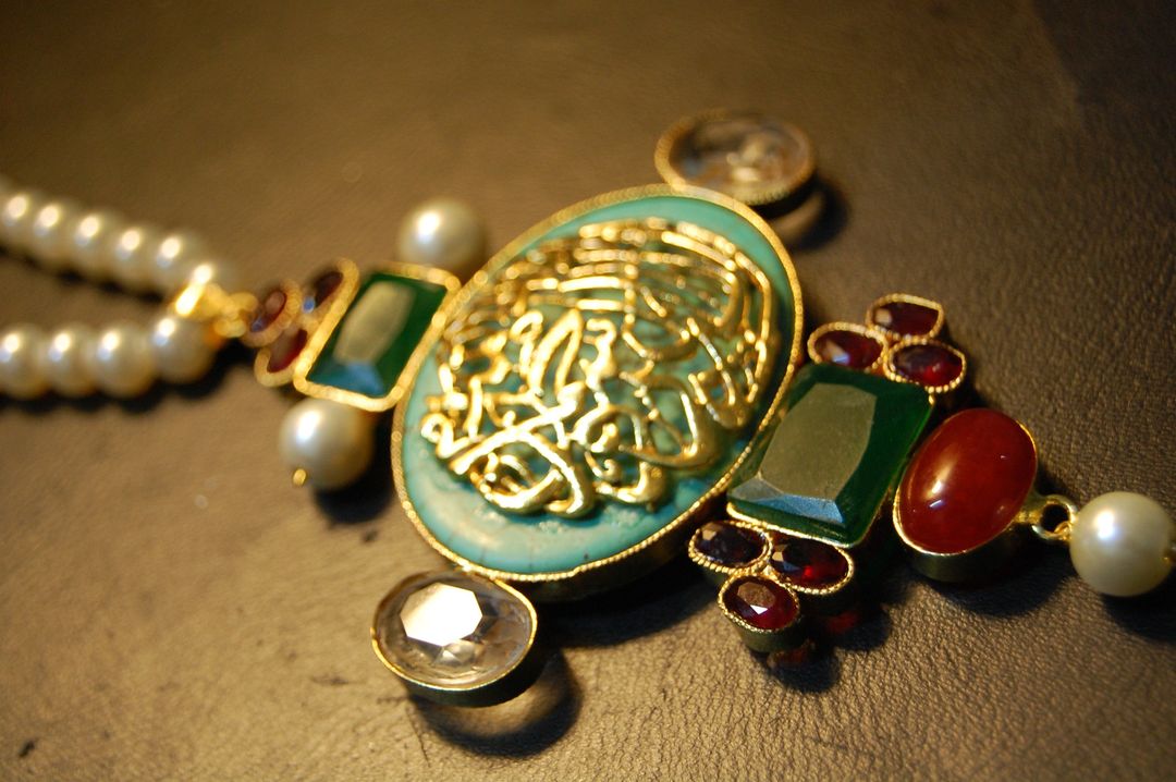 CALLIGRAPHIC PENDENT IN FEAROZA