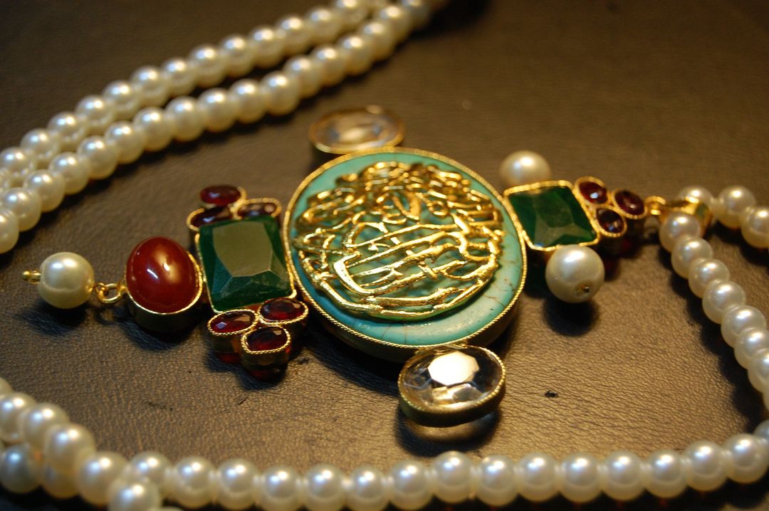 CALLIGRAPHIC PENDENT IN FEAROZA