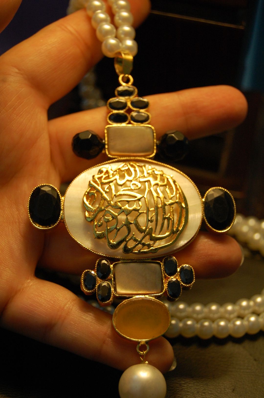 CALLIGRAPHIC PENDENT IN MOTHER OF PEARL