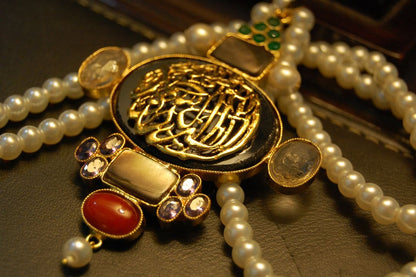 CALLIGRAPHIC PENDENT IN BLACK