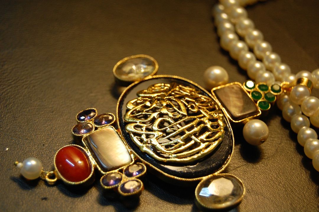 CALLIGRAPHIC PENDENT IN BLACK