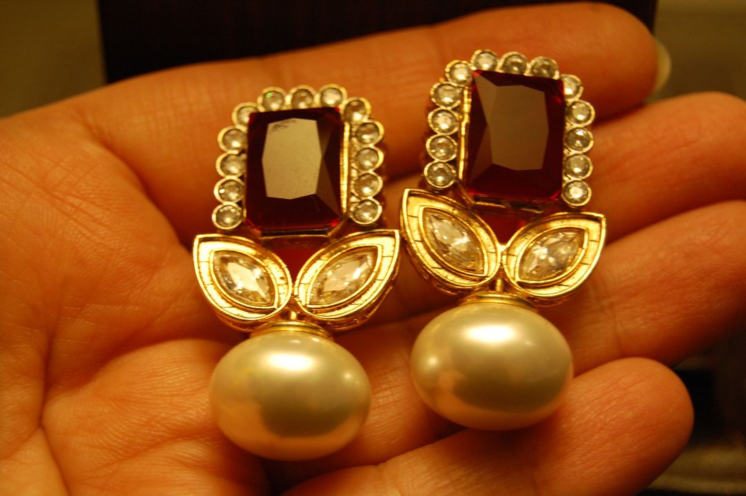RED STONE EARRINGS WITH PEARLS