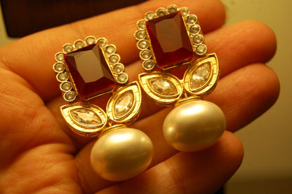 RED STONE EARRINGS WITH PEARLS