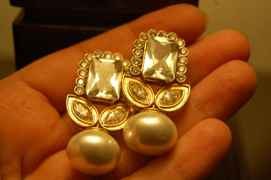 ZIRCON EARRINGS WITH PEARLS
