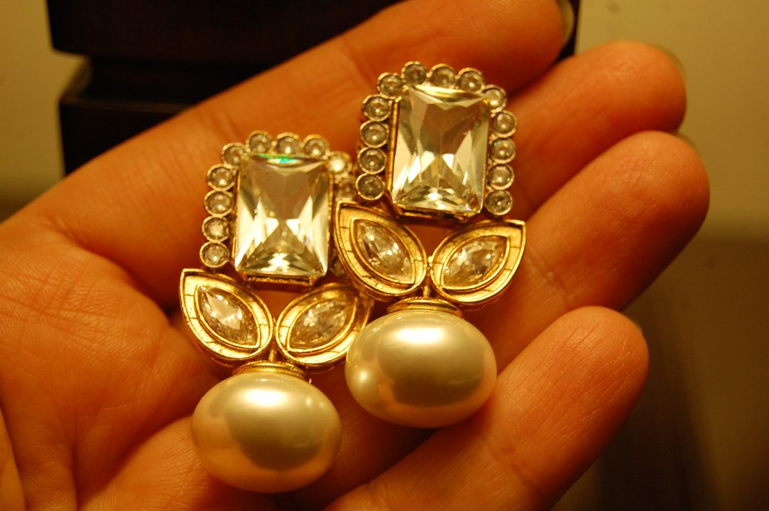 ZIRCON EARRINGS WITH PEARLS