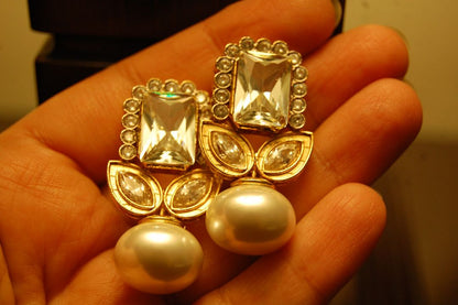 ZIRCON EARRINGS WITH PEARLS