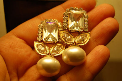 ZIRCON EARRINGS WITH PEARLS