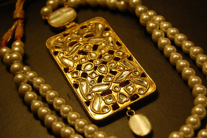 KUNDAN & PEARLS MALA SET
