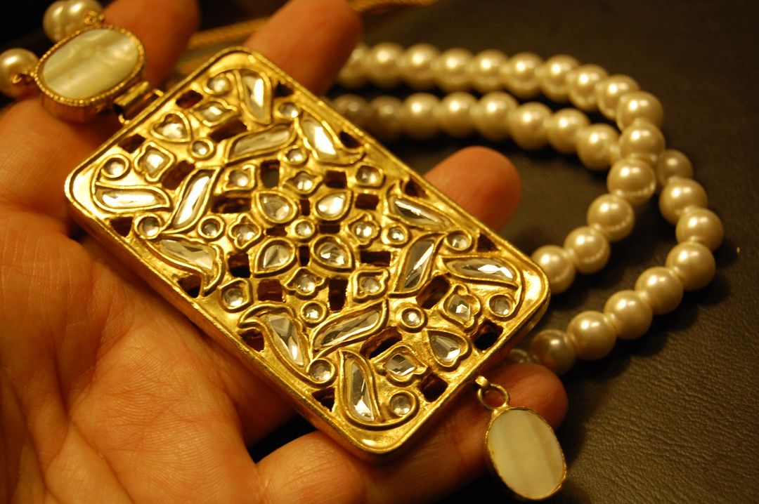 KUNDAN & PEARLS MALA SET