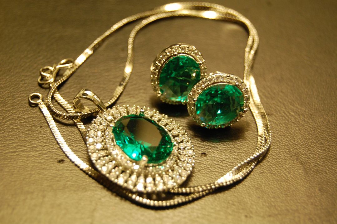 ZIRCON PENDANT SET IN GREEN