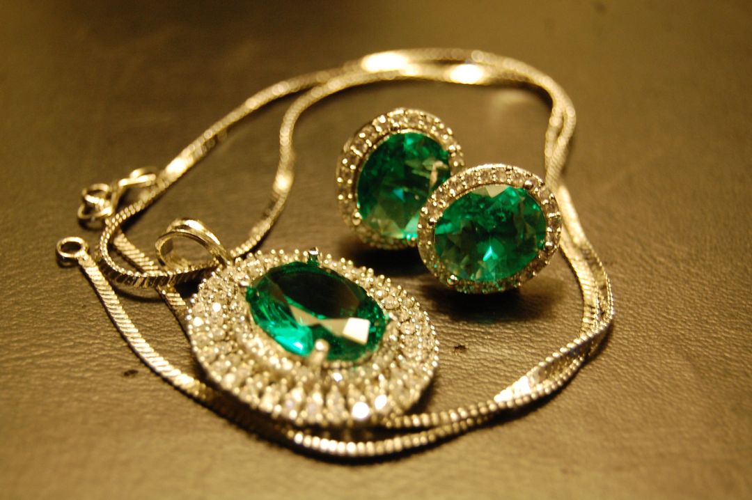 ZIRCON PENDANT SET IN GREEN
