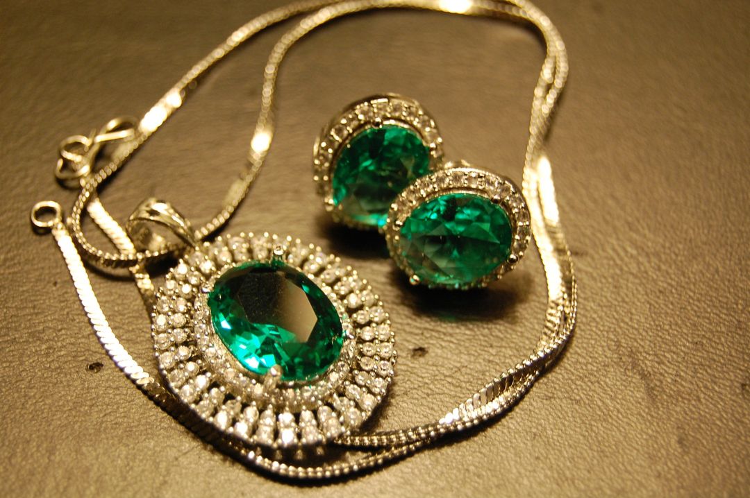 ZIRCON PENDANT SET IN GREEN