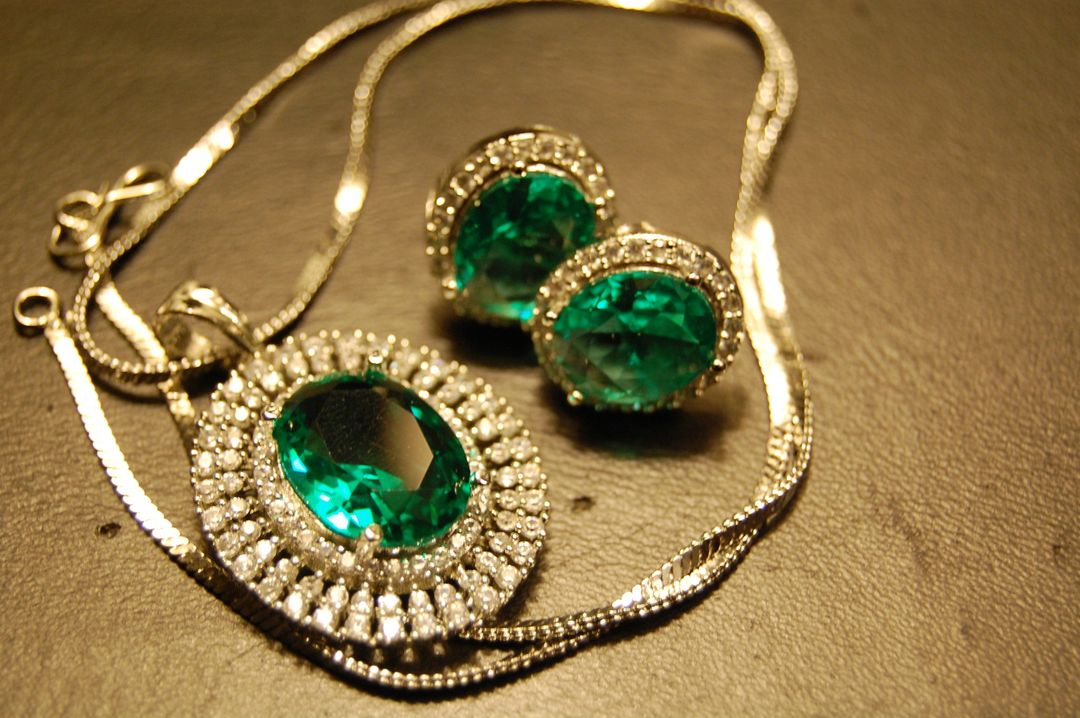 ZIRCON PENDANT SET IN GREEN