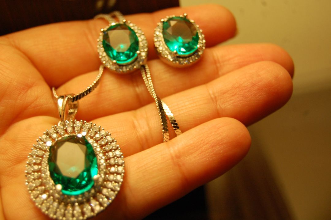 ZIRCON PENDANT SET IN GREEN