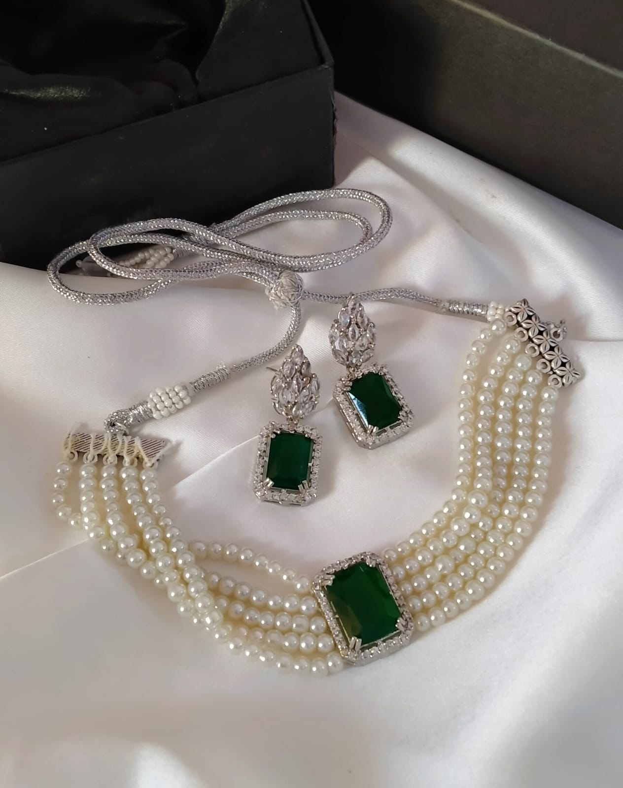 ELEGANT PEARL CHOKER SET IN GREEN