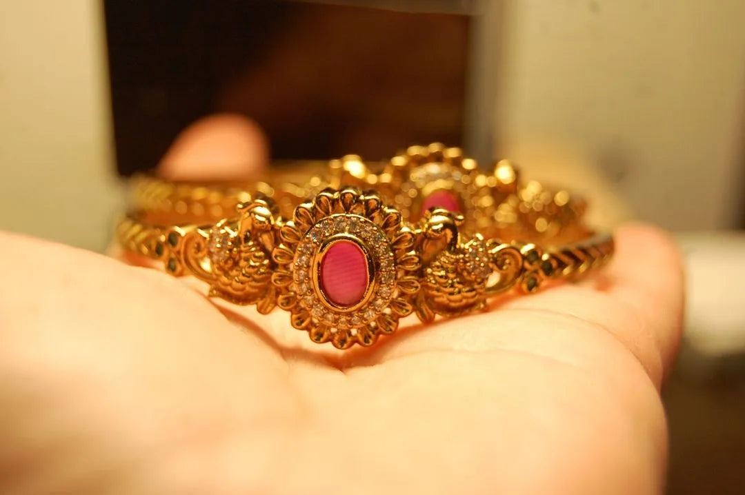 SINGLE ELEGANT INDIAN BANGLE WITH A RED STONE