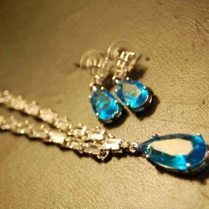 FEROZY PENDENT SET IN ZIRCONS