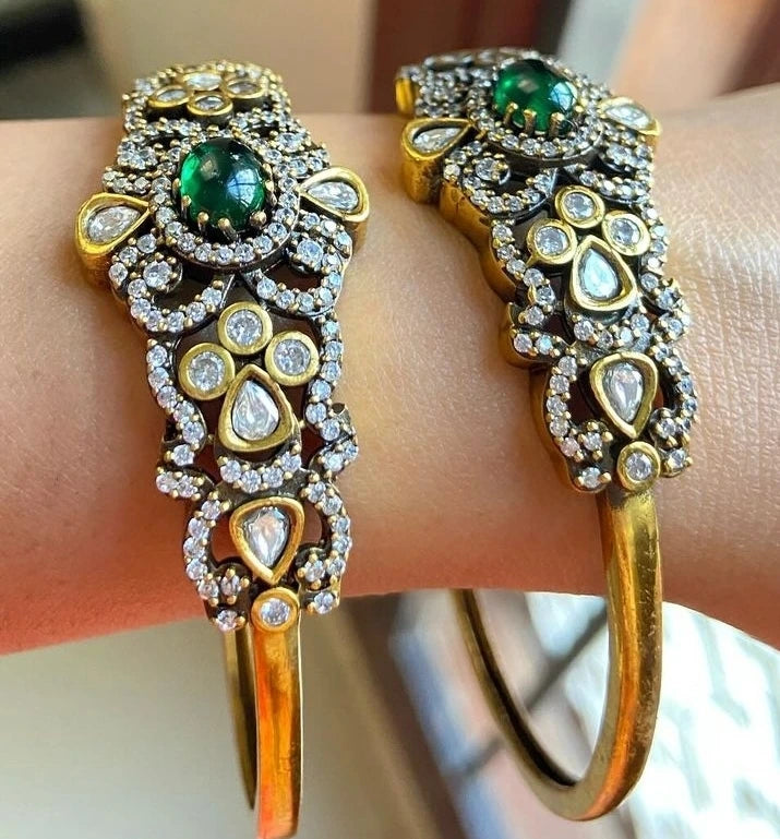 PAIR OF SOUTH INDIAN BANGLES IN GREEN