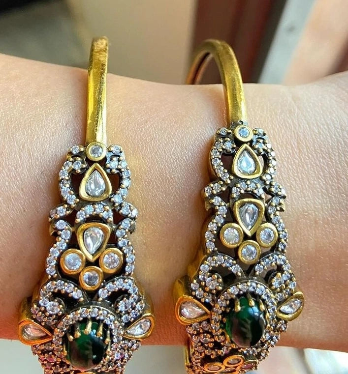 PAIR OF SOUTH INDIAN BANGLES IN GREEN