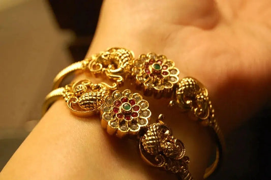 PAIR OF SOUTH INDIAN BANGLES IN RED & GREEN