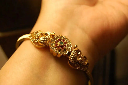 PAIR OF SOUTH INDIAN BANGLES IN RED & GREEN