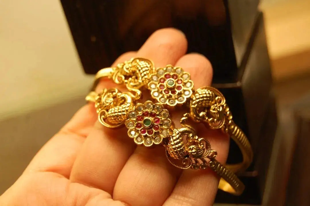 PAIR OF SOUTH INDIAN BANGLES IN RED & GREEN