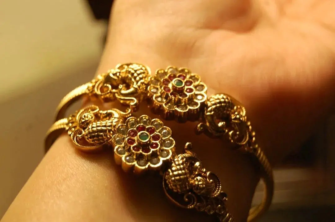 PAIR OF SOUTH INDIAN BANGLES IN RED & GREEN