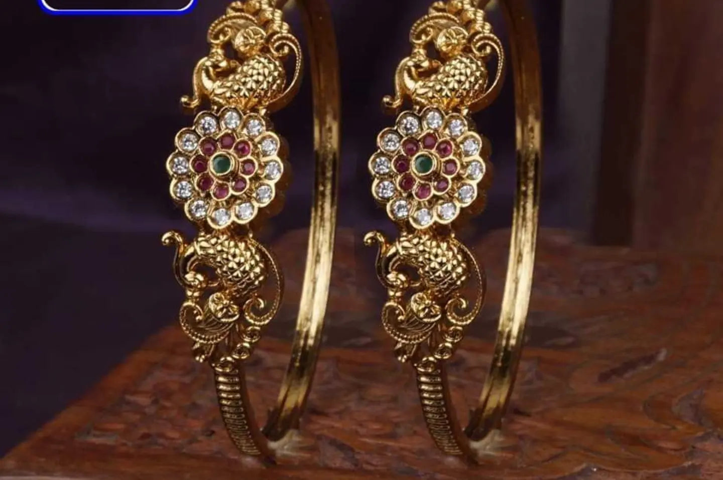 PAIR OF SOUTH INDIAN BANGLES IN RED & GREEN