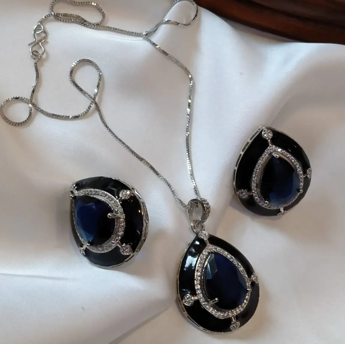 BLUE & BLACK MEENA PENDENT SET